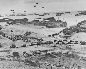 Vogelperspectief van landingsvaartuigen, barrageballonnen en geallieerde troepen die landen in Normandië, Frankrijk op D-Day, 6 juni 1944 door American Photographer